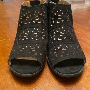 Torrid 10.5W BLK CutOut Peep Toe Block Heel Bootie